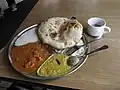 Tandoori roti servido com outros pratos em um restaurante indiano