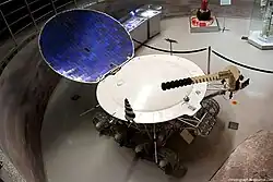 O Lunokhod 1 com seu retrorrefletor aberto