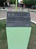 Na placa da praça do Bairro de Flores