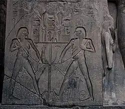 Baixo relevo dentro de um contorno afundado, relevo linear afundado nos hieróglifos, e alto relevo (direita), de Luxor