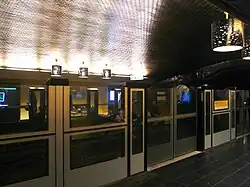 Portas das plataformas da Linha 1.