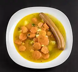 Sopa de cenoura e batata com linguiça alemã