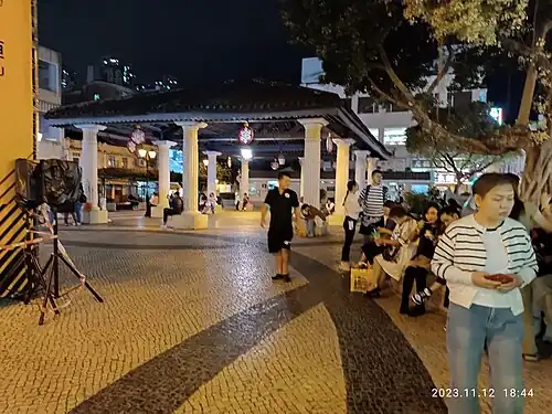 Lojas iluminadas e movimento turístico noturno