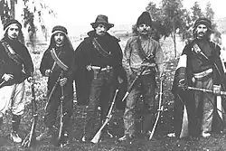 Membros do Hashomer em 1907. Israel Shochat está no centro da foto.