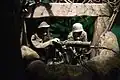Diorama de um ninho de metralhadora alemão em uma trincheira, na Primeira Guerra Mundial.