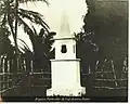 Monumento em homenagem a Nisia Floresta, construído em 1909, sobre as ruínas de onde existira a antiga casa onde ela viveu, no "Sítio Floresta" (Papary, hoje Nísia Floresta). Na ocasião, pensavam, erroneamente, que Nísia havia nascido em 1809, portanto a iniciativa era uma homenagem ao centenário do seu nascimento