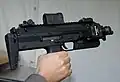Uma MP7A1 com mira refletora red dot Zeiss RSA e módulo de luz laser LLM01.