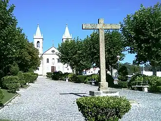 O Cruzeiro e, ao fundo, a Igreja Matriz de Maceda.