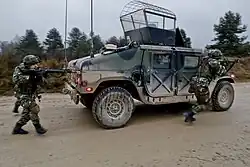 Soldados do exército da Macedônia com seu veículo HMMWV.