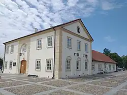 Praça e prefeitura após a revitalização