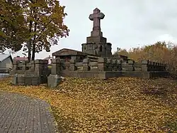 Mausoléu da família Zamoyski, ao lado da igreja