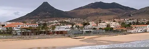 Praia frente a Vila Baleira