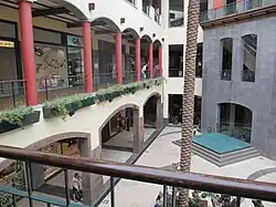 Galerias, à esquerda, e parte da torre, à direita.