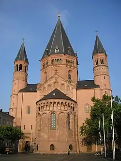 Frente oriental da Catedral de Mainz. A torre central remonta à obra de Cuypers em 1875.
