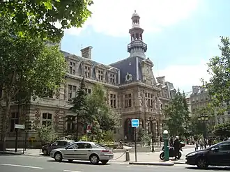 A nova prefeitura (mairie) do 12º arrondissement. Haussmann construiu novas prefeituras para seis dos doze arrondissements originais e ampliou os outros seis.