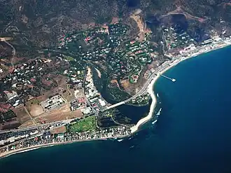Vista aérea do centro de Malibu e bairros vizinhos