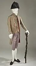 Roupa francesa dos anos 1790-1795, com chapéu bicorne.