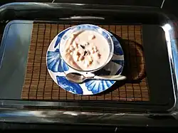 A iguaria servida com estilo em um restaurante típico nordestino.