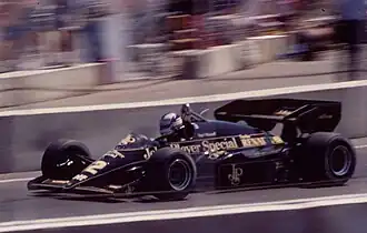 Nigel Mansell em sua Lotus 95T durante o Grande Prêmio de Dallas de 1984, onde terminou em 6º lugar.