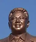 Close da cabeça da estátua de Kim Jong-il.