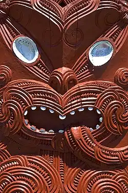 Escultura maori em madeira com dois olhos de pāua. Estes olhos estão associados com as estrelas, ou whetū, os olhos simbólicos de antepassados que olham para baixo no céu noturno.[12]