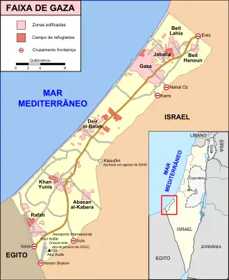 Mapa da Faixa de Gaza mostrando as áreas urbanas, campos de refugiados e pontos de travessia na fronteira.