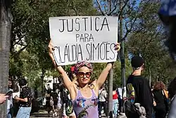 Cartaz onde está escrito "Justiça para Cláudia Simões"