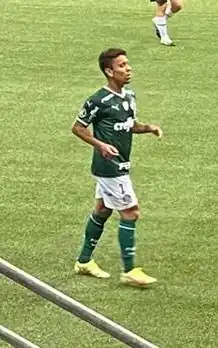 Um jogador de futebol em campo