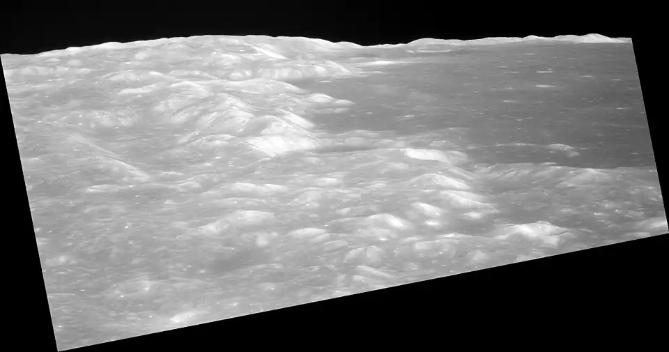 Visão a partir de baixa altitude do Mare Crisium pela nave Apollo 11, olhando a noroeste, e mostrando a cratera Shapley perto d centro do limite do centro do limite do Mare Crisium, e a cratera Greaves perto do horizonte.