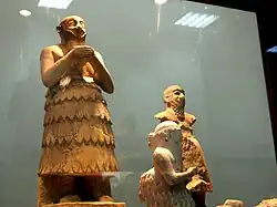 Isqui-Mari (vanguarda, em perfil), antes de números maiores.[2]