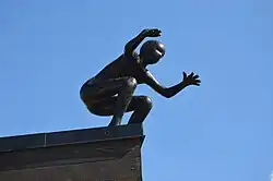 A figura de Maria Miesenberger no telhado, bronze patinado de preto
