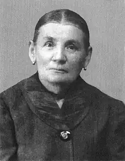 Marija Marić (nascida Ružić), mãe de Zorka Marić. Mileva e seu filho Hans Albert, juntamente com seus irmãos, Milos e Zorka, com a mãe Marija ao lado. Zorka, Mileva e Milos.