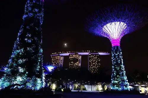 Visão noturna de Marina Bay Sands do Gardens by the Bay