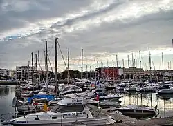 Vista da Marina; ao fundo a cidade de Lagos