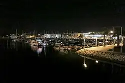 Entrada da marina, vista noturna