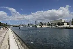 Ponte levadiça; edifício da administração/receção