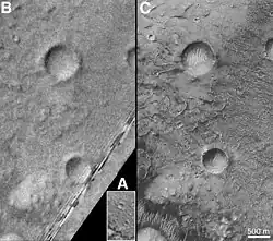 Três imagens da cratera Airy-0 obtidas pelas sondas, de A a C, Mariner 9, Viking 1 e Mars Global Surveyor. Airy-0 é a maior cratera na porção superior de cada quadro.