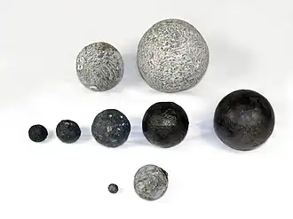 Vários tipos de balas de ferro e de pedra encontradas na Carraca Mary Rose do século XVI