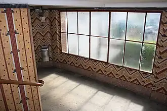 Interior do edifício: escada de acesso à passarela.