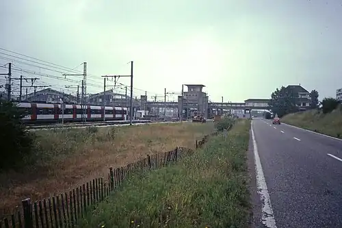 Em 1983, antes das obras. O canteiro central com grama corresponde à antiga linha de Paris a Chartres por Gallardon.
