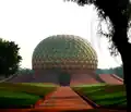 O Matrimandir, estrutura metálica no meio de Auroville