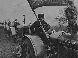 McCormick Deering 15 30 International Harvester no campo Ucraniano