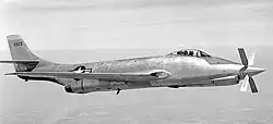 Teste de voo do protótipo XF-88B híbrido com dois motores turbojato e um turboélice.