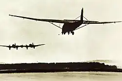 Um Heinkel He 111Z rebocando um planador Messerschmitt Me 321.