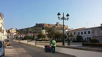 Ao centro: estátua de Hernán Cortés; ao fundo: o castelo