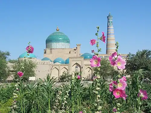 Madraça de Islam Khodja (Islomxoʻja madrasasi) e o seu minarete