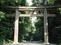 Outra vista do torii na entrada do Meiji-jingu