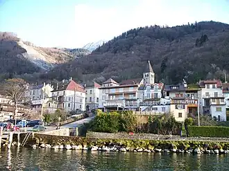 A aldeia à beira do lago. Ao fundo a pedreira
