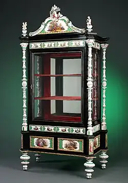 Vitrina com aplicações de porcelana, c. 1870.