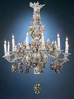 Candelabro rococó de 12 velas, em porcelana, c. 1900.